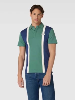 Zdjęcie produktu Koszulka polo z paskami w kontrastowym kolorze model ‘THERES BLOCKED’ Fila