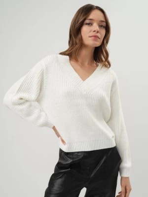Zdjęcie produktu Kremowy sweter dekolt V damski OCHNIK