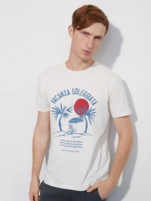 Zdjęcie produktu Kremowy T-shirt męski z printem OCHNIK