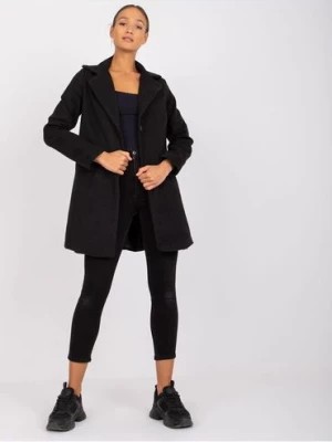 Zdjęcie produktu Krótki elegancki płaszcz damski - czarny RUE PARIS