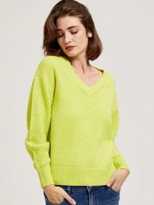 Zdjęcie produktu Limonkowy sweter damski z dekoltem w serek Moodo
