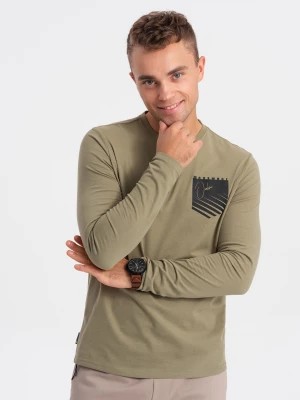 Zdjęcie produktu Longsleeve męski z printem w kształcie kieszonki - oliwkowy V2 OM-LSPT-0118
 -                                    XL
