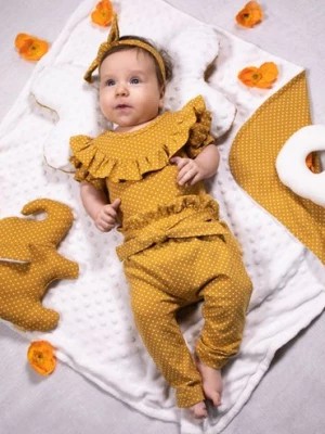 Zdjęcie produktu Musztardowe spodnie dziewczęce w kremowe kropeczki z wiązaniem Nicol