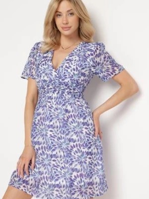 Zdjęcie produktu Niebiesko-Biała Sukienka w Kwiaty z Kopertowym Dekoltem z Cienkimi Gumkami w Pasie Nelleira