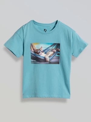 Zdjęcie produktu Niebieski t-shirt z kolorowym nadrukiem na wysokości piersi