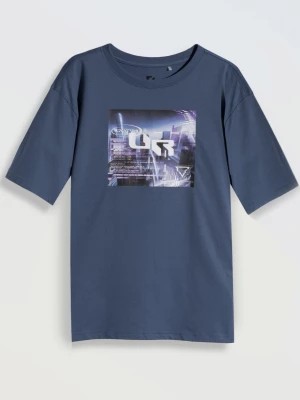Zdjęcie produktu Niebieski t-shirt z kolorowym nadrukiem z przodu