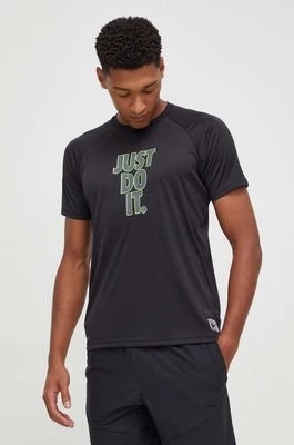 Zdjęcie produktu Nike t-shirt treningowy kolor czarny z nadrukiem