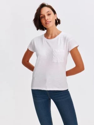 Zdjęcie produktu Biały t-shirt damski z ozdobną kieszenią TOP SECRET
