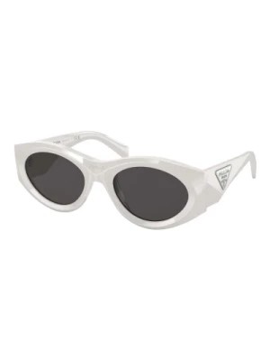 Zdjęcie produktu Podkreśl swój styl białymi i ciemnoszarymi okularami przeciwsłonecznymi Prada