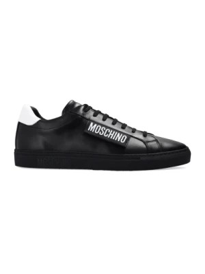 Zdjęcie produktu Podnieś swój styl dzięki czarno-białym butom z logo Moschino