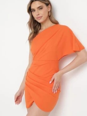 Zdjęcie produktu Pomarańczowa Asymetryczna Sukienka z Ozdobnym Drapowaniem Aerlia