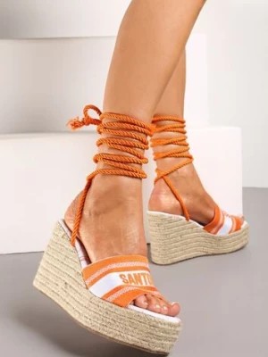 Zdjęcie produktu Pomarańczowe Sandały na Plecionym Koturnie z Platformą z Ozdobnym Napisem i Wiązaniem Afariana