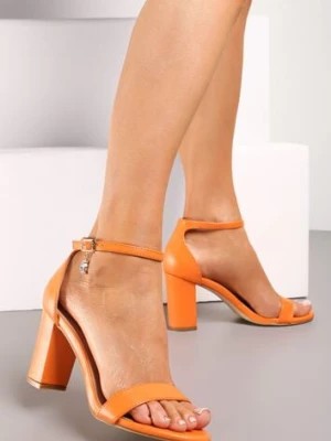 Zdjęcie produktu Pomarańczowe Sandały ze Sprzączką i Wiszącą Aplikacją na Słupku Taerila