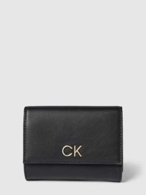 Zdjęcie produktu Portfel w jednolitym kolorze z detalem z logo CK Calvin Klein