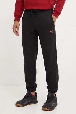 Zdjęcie produktu Puma spodnie dresowe F1 ESS Sweatpants kolor czarny z nadrukiem 625729