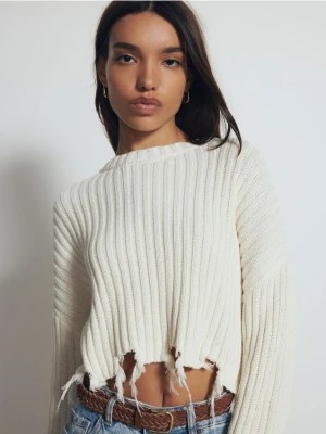 Zdjęcie produktu Reserved - Bawełniany sweter z postrzępionymi brzegami - kremowy