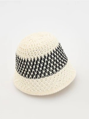 Zdjęcie produktu Reserved - Pleciony kapelusz bucket - kremowy