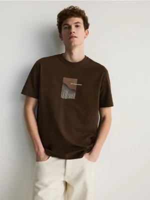Zdjęcie produktu Reserved - T-shirt regular fit z nadrukiem - ciemnobrązowy