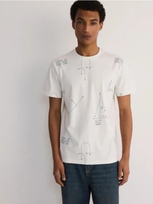 Zdjęcie produktu Reserved - T-shirt regular z nadrukiem allover - złamana biel