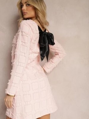 Zdjęcie produktu Różowa Elegancka Sukienka z Kokardą i Ozdobnymi Kwadratami Sadunna