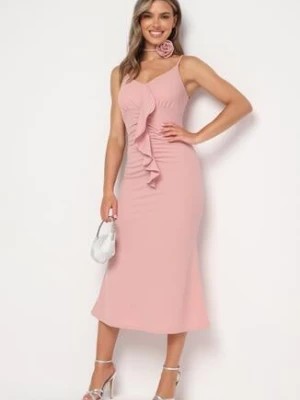 Zdjęcie produktu Różowa Koktajlowa Sukienka na Ramiączkach Ozdobiona Rozcięciem i Falbanką z Chokerem Różą Dilidia