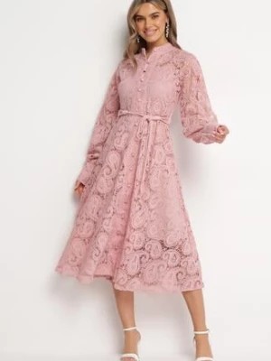 Zdjęcie produktu Różowa Koronkowa Sukienka Midi z Wiązanym Paskiem Azraella