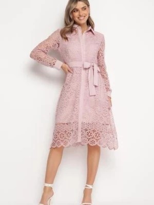 Zdjęcie produktu Różowa Koszulowa Rozkloszowana Sukienka Midi z Paskiem i Ozdobną Koronką oraz Guzikami Casuva