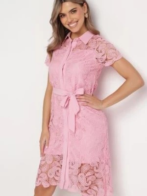 Zdjęcie produktu Różowa Koszulowa Sukienka Koronkowa z Wiązanym Paskiem Sachaela