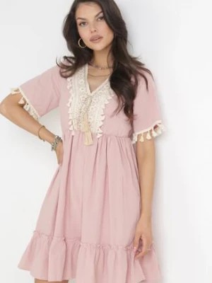 Zdjęcie produktu Różowa Rozkloszowana Sukienka Mini z Gumką w Pasie i Ozdobnym Dekoltem Lilinia