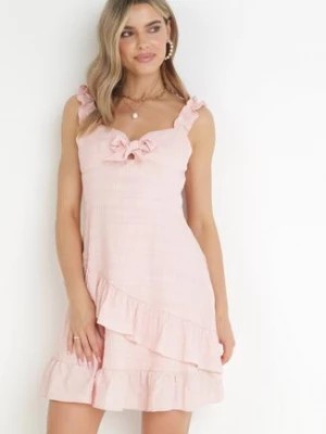 Zdjęcie produktu Różowa Sukienka na Szerokich Ramiączkach z Wiązaniem i Falbankami Birgitesa