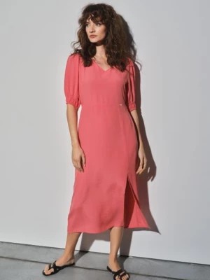 Zdjęcie produktu Różowa sukienka z rozcięciem OCHNIK