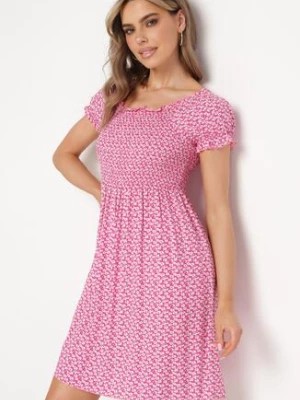 Zdjęcie produktu Różowa Wiskozowa Sukienka z Krótkim Rękawem i Marszczoną Górą w Drobne Kwiaty Oglemia