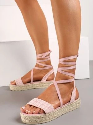 Zdjęcie produktu Różowe Sandały na Niskiej Platformie z Plecionki i Ozdobnymi Sznureczkami Dazella