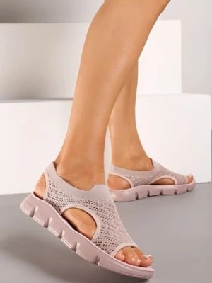 Zdjęcie produktu Różowe Sandały na Płaskiej Podeszwie z Perforacją i Ozdobnymi Wycięciami Overia