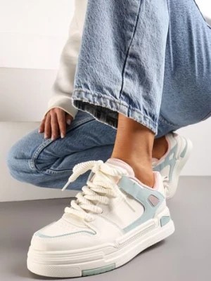 Zdjęcie produktu Biało-Niebieskie Sneakersy na Niskiej Platformie z Grubym Sznurowaniem i Podwójnym Językiem Minseja