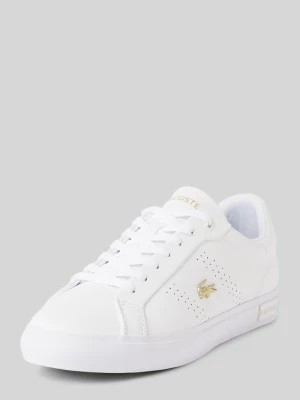 Zdjęcie produktu Sneakersy skórzane z aplikacją z logo model ‘POWERCOURT 2.0’ Lacoste