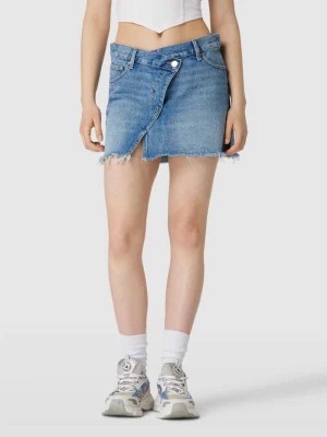 Zdjęcie produktu Spódnica jeansowa z postrzępionym dołem model ‘WRAP’ Gina Tricot