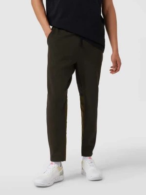 Zdjęcie produktu Spodnie dresowe o kroju slim fit z obszyciem w kontrastowym kolorze Nike