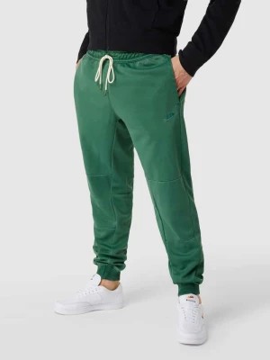 Zdjęcie produktu Spodnie dresowe o kroju standard fit z elastycznym pasem i szwami działowymi Nike