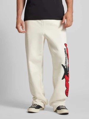 Zdjęcie produktu Spodnie dresowe o rozkloszowanym kroju z nadrukiem z motywem z logo model ‘ASTRO’ Low Lights Studios