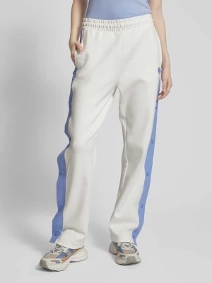 Zdjęcie produktu Spodnie dresowe o rozkloszowanym kroju z ozdobnymi guzikami model ‘Nusarah’ Hugo Blue