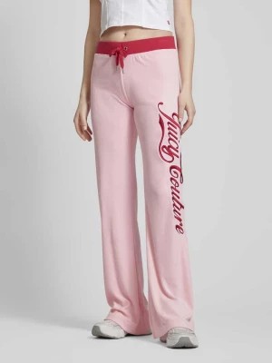 Zdjęcie produktu Spodnie dresowe o rozkloszowanym kroju z wyhaftowanym logo model ‘LISA’ Juicy Couture
