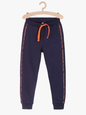 Zdjęcie produktu Spodnie dresowe z kontrastowymi pomarańczowymi wstawkami 5.10.15.