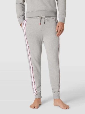 Zdjęcie produktu Spodnie dresowe z paskami w kontrastowym kolorze model ‘PANT’ Tommy Hilfiger
