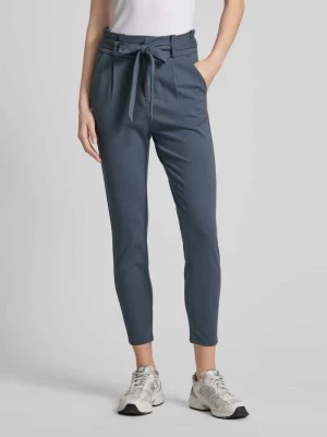 Zdjęcie produktu Spodnie materiałowe o kroju tapered fit z wiązanym paskiem model ‘EVA’ Vero Moda