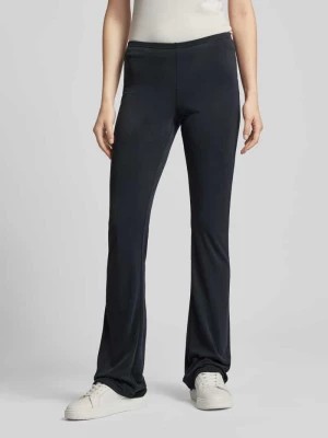 Zdjęcie produktu Spodnie materiałowe o rozkloszowanym kroju z elastycznym pasem model ‘Bea’ Weekday