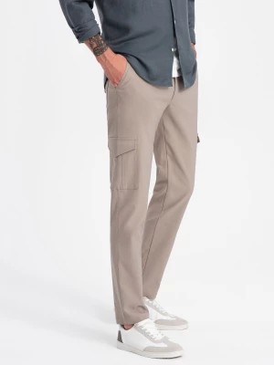 Zdjęcie produktu Spodnie męskie materiałowe REGULAR z kieszeniami cargo - oliwkowe V2 OM-PACG-0178
 -                                    L