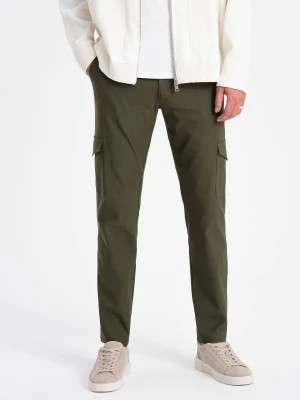 Zdjęcie produktu Spodnie męskie materiałowe REGULAR z kieszeniami cargo - ciemnooliwkowe V1 OM-PACG-0178
 -                                    M