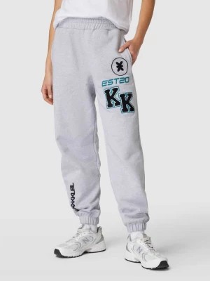 Zdjęcie produktu Spodnie sportowe z haftami i elastycznym pasem Karo Kauer