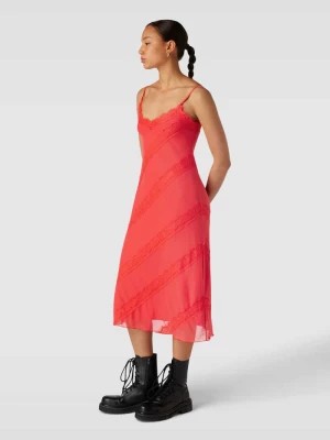 Zdjęcie produktu Sukienka o długości do kolan z koronkowym obszyciem Review